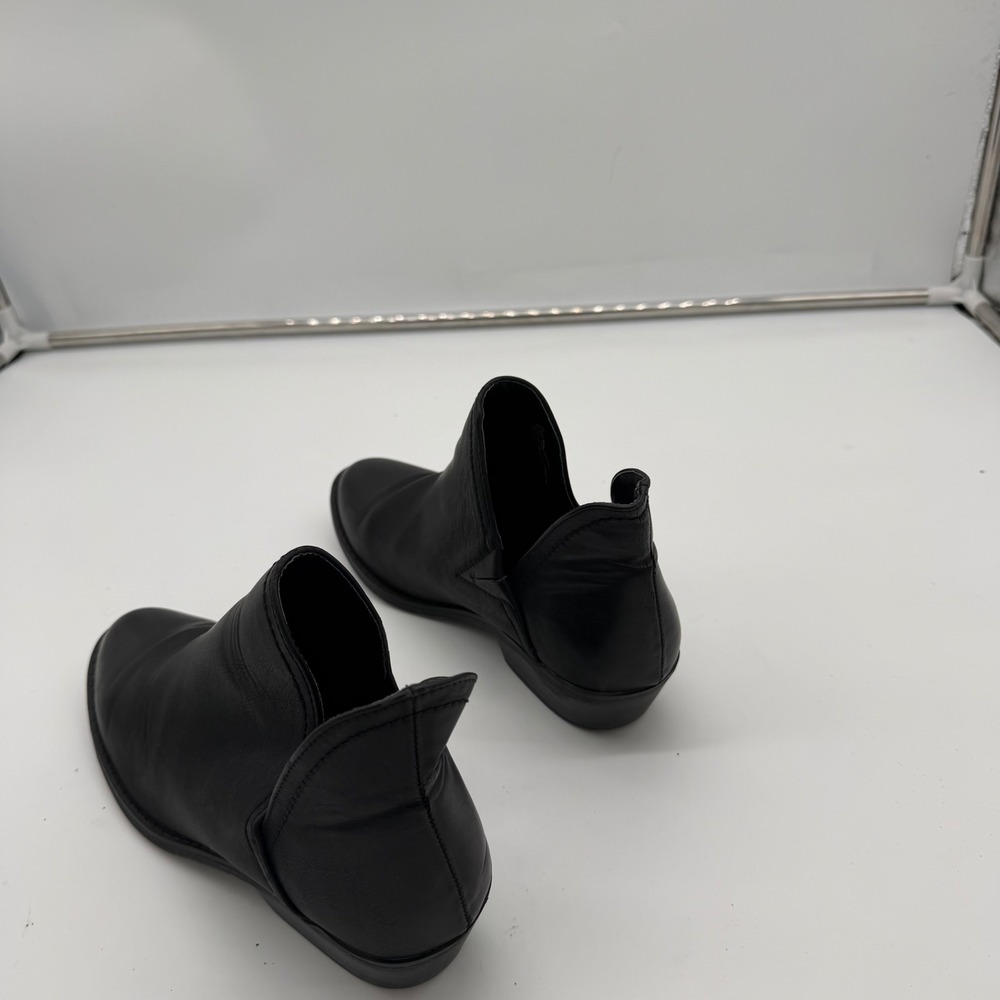 Universal Thread Black Side Cutout Ankle Boots Size 7.5 Low Block Heel Booties